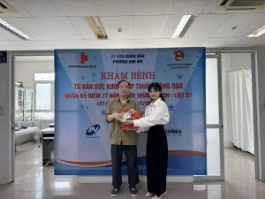 Dược Lĩnh Nam kh&aacute;m v&agrave; ph&aacute;t thuốc miễn ph&iacute; cho đối tượng ch&iacute;nh s&aacute;ch v&agrave; người c&oacute; c&ocirc;ng nh&acirc;n ng&agrave;y 27/7