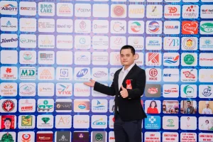 &Ocirc;ng Ng&ocirc; Khắc Thắng - Đại diện c&ocirc;ng ty Dược phẩm Lĩnh Nam tham dự lễ c&ocirc;ng bố Thương hiệu - T&iacute;n nhiệm Quốc gia năm 2024.